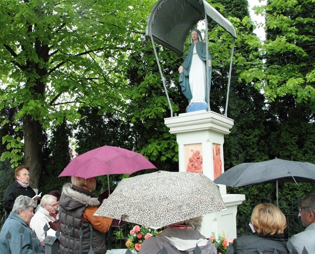 Niezależnie od pogody ludzie zbierają się na majowej modlitwie przy kapliczkach