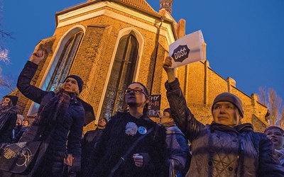 Czarny protest kobiet w Bydgoszczy  pod siedzibą kurii 23 marca 2018.