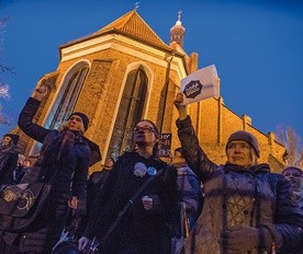 Czarny protest kobiet w Bydgoszczy  pod siedzibą kurii 23 marca 2018.
