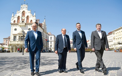 78-letni Tadeusz Ferenc (drugi z lewej) ma duże szanse na reelekcję w Rzeszowie. Obok jego partyjni koledzy z PSL: Mieczysław Kasprzak, Władysław Kosiniak-­‑Kamysz i Zbigniew Micał.