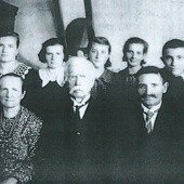 Rodzina Trębaczów. W dolnym rzędzie: Waleria, jej ojciec, jej mąż Józef i córka Kazimiera.