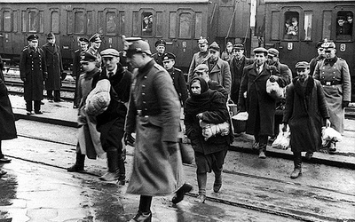 Radomscy Żydzi prowadzeni przez niemieckich policjantów, początek 1941 r.