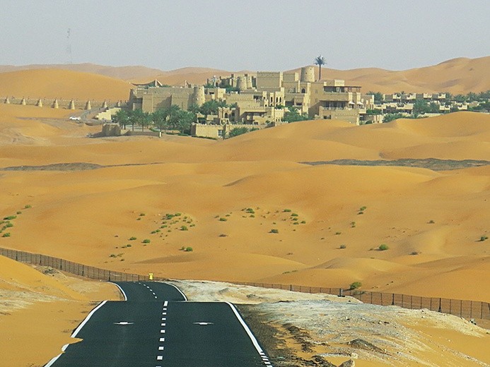 Ekskluzywny hotel  Qasr al Sarab,  z daleka przypominający baśniowy pałac,  to właściwie  osobne miasteczko.