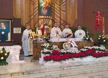 Msza św. przy relikwiach patrona dzieci i młodzieży w kościele Ducha Świętego w Mławie