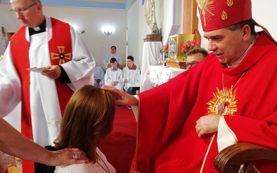 Rawskiej młodzieży sakramentu bierzmowania udzielił bp Wojciech Osial.