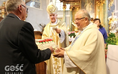 Parafianie przygotowali dla jubilata tort, a biskup wręczył mu pierścień św. Stanisława.