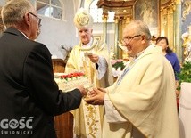 Parafianie przygotowali dla jubilata tort, a biskup wręczył mu pierścień św. Stanisława.
