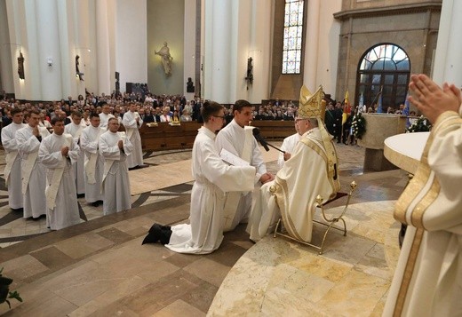 Święcenia kapłańskie w katowickiej katedrze cz.1