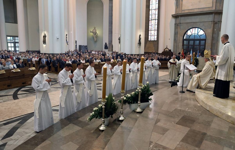 Święcenia kapłańskie w katowickiej katedrze cz.1