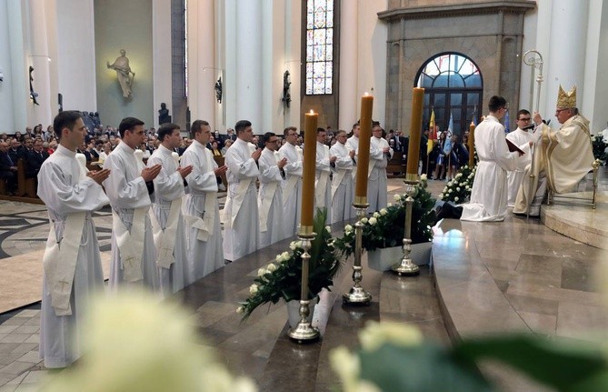 Święcenia kapłańskie w katowickiej katedrze cz.1