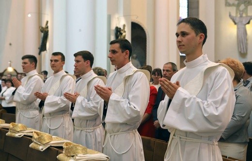 Święcenia kapłańskie w katowickiej katedrze cz.1