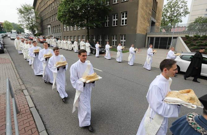 Święcenia kapłańskie w katowickiej katedrze cz.1