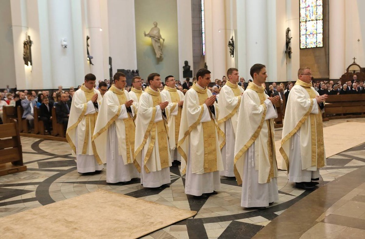 Święcenia kapłańskie w katowickiej katedrze cz.2