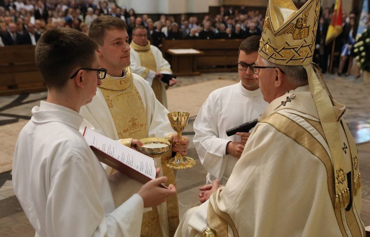 Święcenia kapłańskie w katowickiej katedrze cz.2