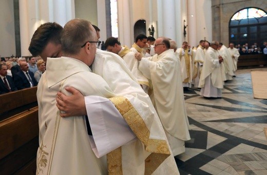 Święcenia kapłańskie w katowickiej katedrze cz.2