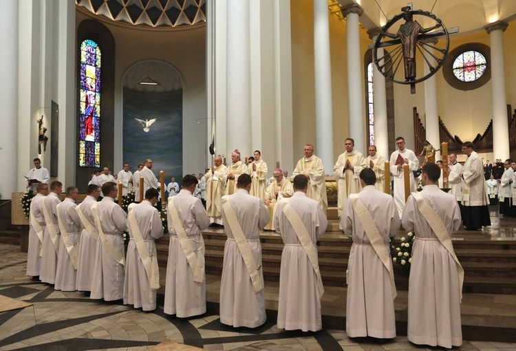 Święcenia kapłańskie w katowickiej katedrze cz.2