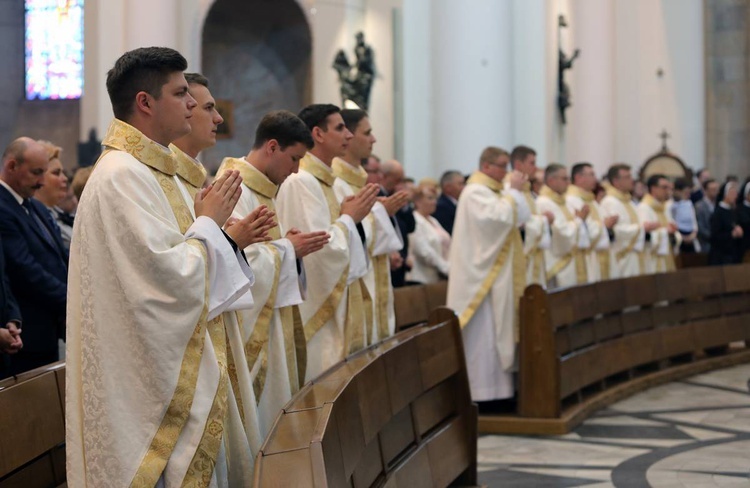 Święcenia kapłańskie w katowickiej katedrze cz.3