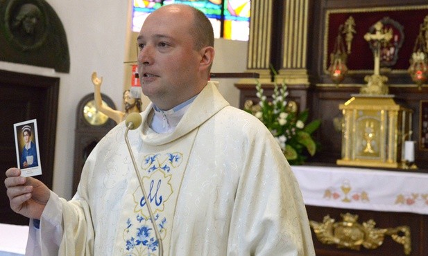 Na zakończenie Mszy św. ks. Konrad Wójcik wręczył uczestnikom modlitewnego spotkania obrazki z bł. Hanną Chrzanowską i modlitwą za jej wstawiennictwem