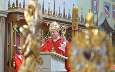W szczepanowskim sanktuarium biskup tarnowski wygłasza homilię.