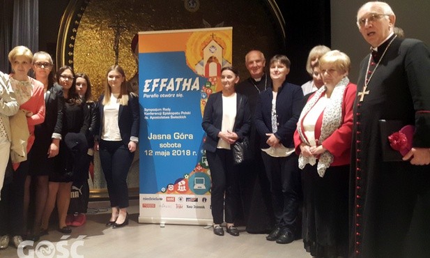Pamiątkowe zdjęcie prelegentów i uczestników sympozjum.