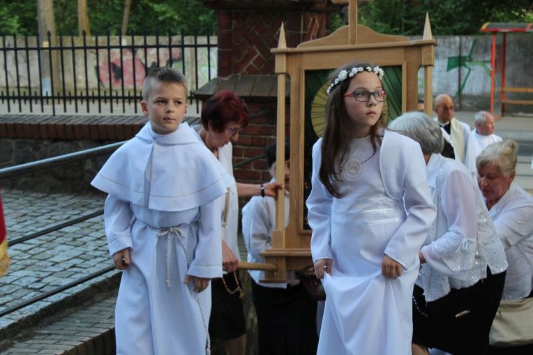 Procesja z figurą Matki Bożej Fatimskiej ulicami Gorzowa Wlkp.