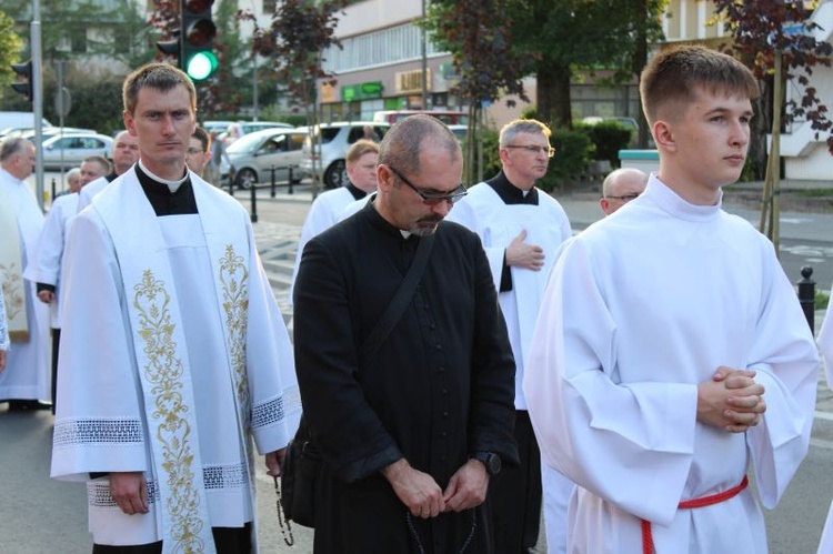 Procesja z figurą Matki Bożej Fatimskiej ulicami Gorzowa Wlkp.