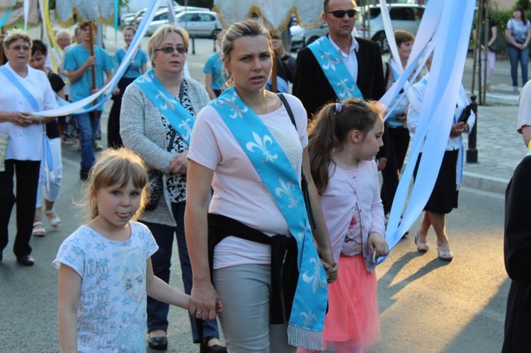 Procesja z figurą Matki Bożej Fatimskiej ulicami Gorzowa Wlkp.