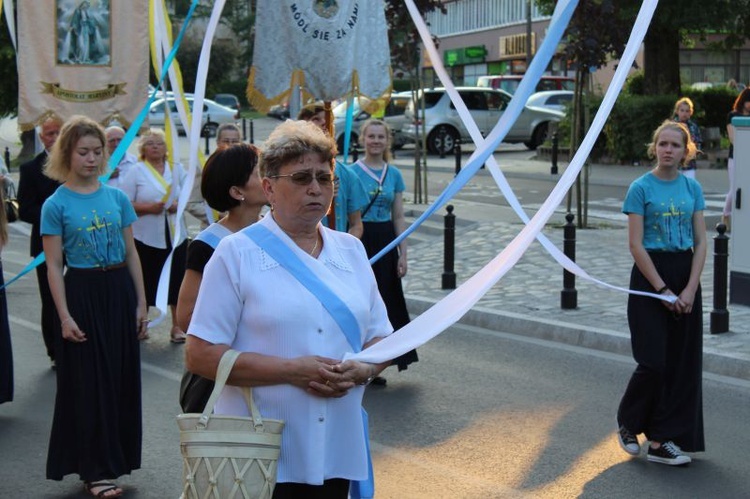 Procesja z figurą Matki Bożej Fatimskiej ulicami Gorzowa Wlkp.