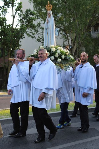 Procesja z figurą Matki Bożej Fatimskiej ulicami Gorzowa Wlkp.