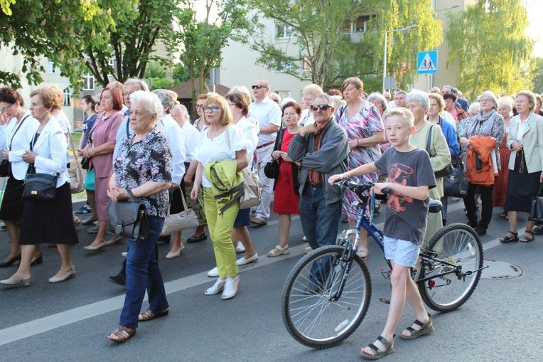Procesja z figurą Matki Bożej Fatimskiej ulicami Gorzowa Wlkp.
