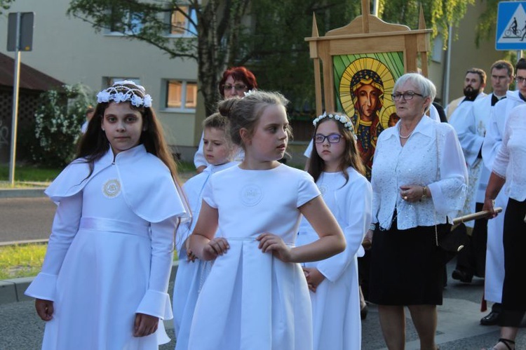 Procesja z figurą Matki Bożej Fatimskiej ulicami Gorzowa Wlkp.