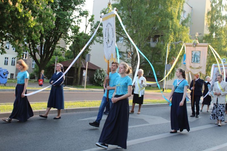 Procesja z figurą Matki Bożej Fatimskiej ulicami Gorzowa Wlkp.