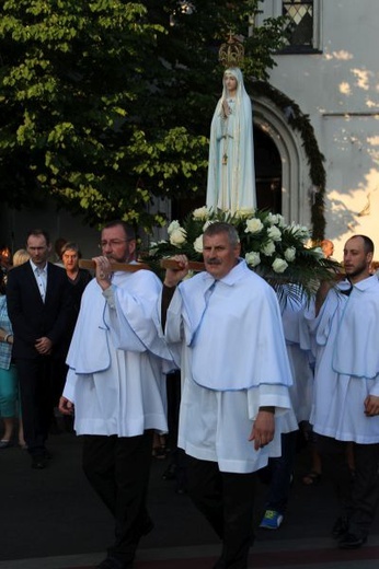 Procesja z figurą Matki Bożej Fatimskiej ulicami Gorzowa Wlkp.