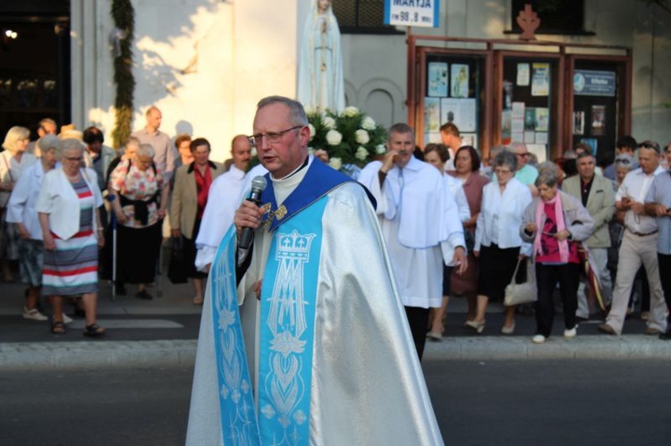 Procesja z figurą Matki Bożej Fatimskiej ulicami Gorzowa Wlkp.