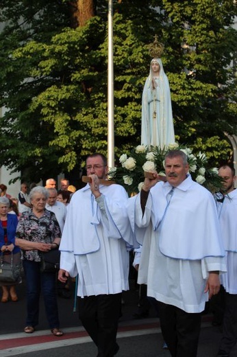 Procesja z figurą Matki Bożej Fatimskiej ulicami Gorzowa Wlkp.