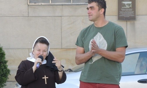 S. Teresa Biłyk i Piotr Szczutowski na pl. Chrobrego