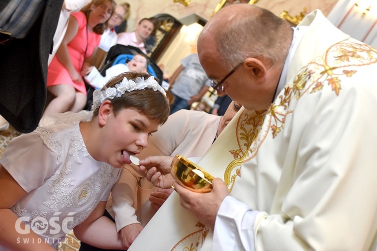 Pierwsza Komunia św. dzieci z Zespołu Szkół Specjalnych w Świdnicy.