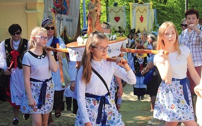 W pieszym wędrowaniu towarzyszyły pątnikom feretrony.