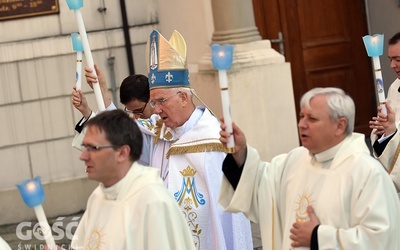 Biskup i przełożeni seminarium w czasie procesji fatimskiej