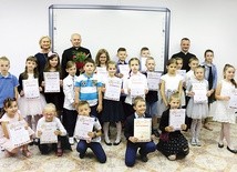 ▲	Laureaci z ks. Stanisławem Łabendowiczem (drugi z lewej), ks. Sławomirem Molendowskim i Ewą Majcher.