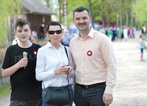 ▲	Rafał Czajkowski, były sekretarz miasta, z rodziną podczas majówki w Muzeum Wsi Radomskiej. 