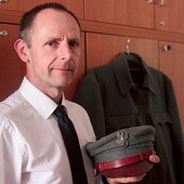 ▲	Dyr. Paweł Kaczyński prezentuje mundur 1. Kadrowej,  który już wkrótce założą uczniowie płockiej szkoły.