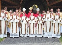 Nowi diakoni z biskupami i swoimi proboszczami.