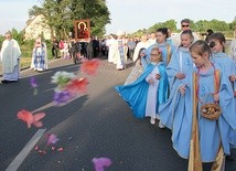 ▲	Wierni z parafii nieśli ikonę w procesji ulicami Nadwiśla.