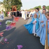 ▲	Wierni z parafii nieśli ikonę w procesji ulicami Nadwiśla.