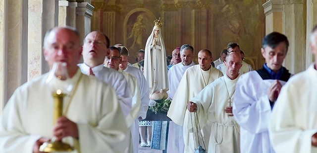 ▲	Po Eucharystii zgromadzeni odmówili Różaniec przed Najświętszym Sakramentem. Następnie krużgankami przeszli w procesji fatimskiej.