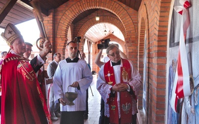 Biskup Jeż święci drogę krzyżową.