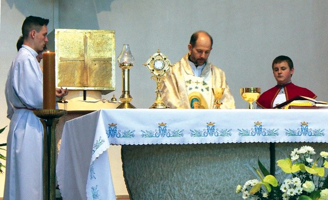 Sumie odpustowej   13 maja przewodniczył  jezuita o. L. Gęsiak.