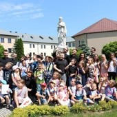 Klerycy i ich goście przy figurze Matki Bożej Niepokalanej w seminaryjnym wirydarzu