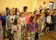 Dzieci uwielbiają śpiewem